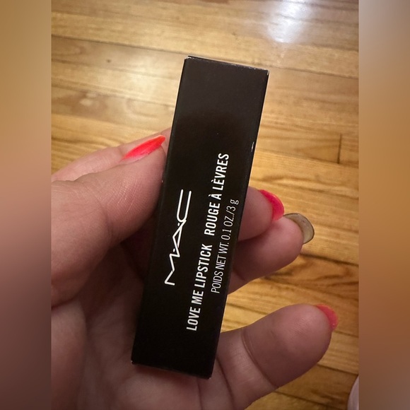 MAC lipstick La Femme 410 - Picture 6 of 6